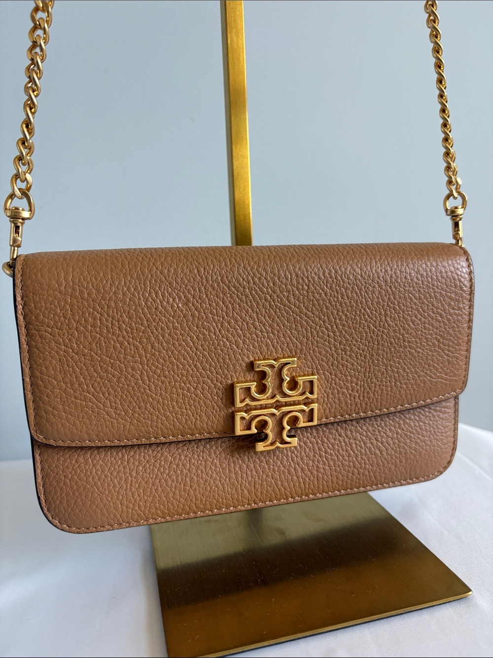 Tory Burch Caramel Britten Pebble Leather Chain Wallet - Picture 2 of 16